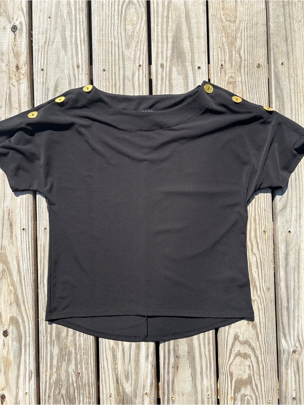 CABLE & GAGE sz M black knit pull-over Short sleeve Gold Button  accent top